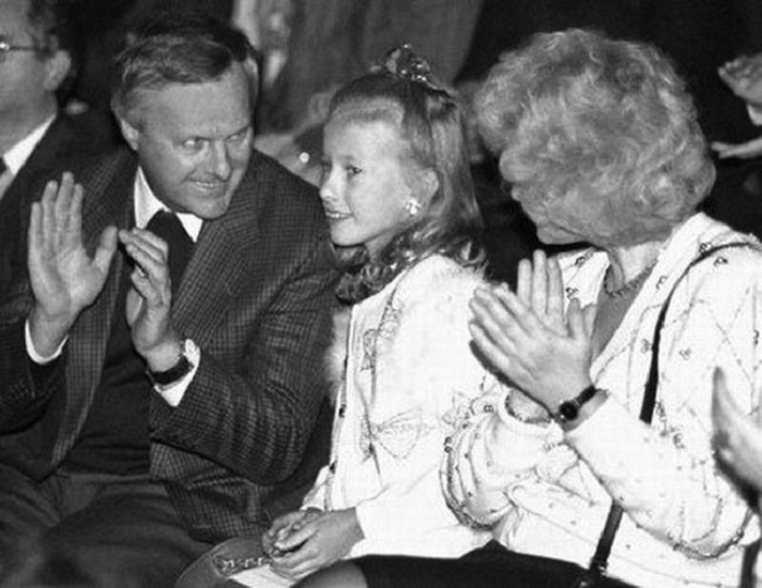 Родители хотели, чтобы дочь пошла по стопам отца – выбрала профессию юриста, однако Ксения отвергла предложение, заявив, что не сможет добиться на этом поприще больше, чем он. Родители хотели, чтобы дочь пошла по стопам отца – выбрала профессию юриста, однако Ксения отвергла предложение, заявив, что не сможет добиться на этом поприще больше, чем он.