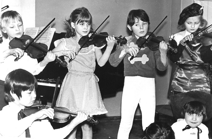 В школьные годы будущий ведущий самых «откровенных» телешоу на российском ТВ посещал кружок шиться мягких игрушек и прилежно играл на скрипке. В школьные годы будущий ведущий самых «откровенных» телешоу на российском ТВ посещал кружок шиться мягких игрушек и прилежно играл на скрипке.