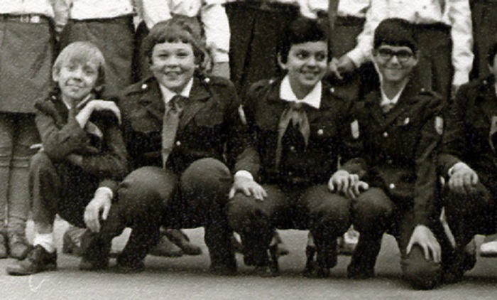 В окружении одноклассников «поп-король» не выглядит угнетенным или несчастным... В окружении одноклассников «поп-король» не выглядит угнетенным или несчастным...