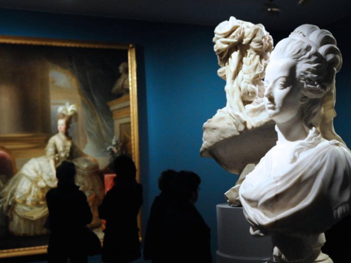 Укладка волос гусиным жиром была крайне популярной в те времена, и на этой питательной почве чудесно себя чувствовали разного рода паразиты. Укладка волос гусиным жиром была крайне популярной в те времена, и на этой питательной почве чудесно себя чувствовали разного рода паразиты.