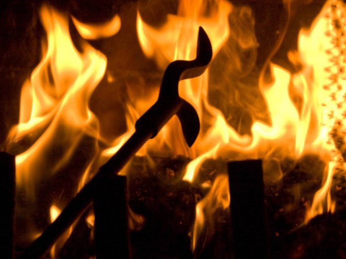 Открытые раны чаще всего лечили раскаленной кочергой, таким образом борясь с инфекцией. Открытые раны чаще всего лечили раскаленной кочергой, таким образом борясь с инфекцией.