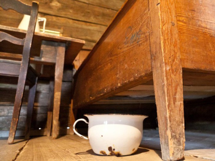 Держали горшок обычно под кроватью, время от времени выливая содержимое прямо из окна. Держали горшок обычно под кроватью, время от времени выливая содержимое прямо из окна.