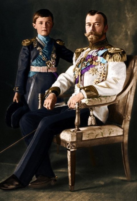 Царь Николай II и его сын, цесаревич Алексей Николаевич, страдающий гемофилией. Именно ему, Распутин помог избавиться от этого злосчастного недуга. 