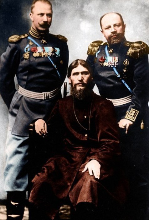 Григорий Распутин с двумя русскими дворянами.