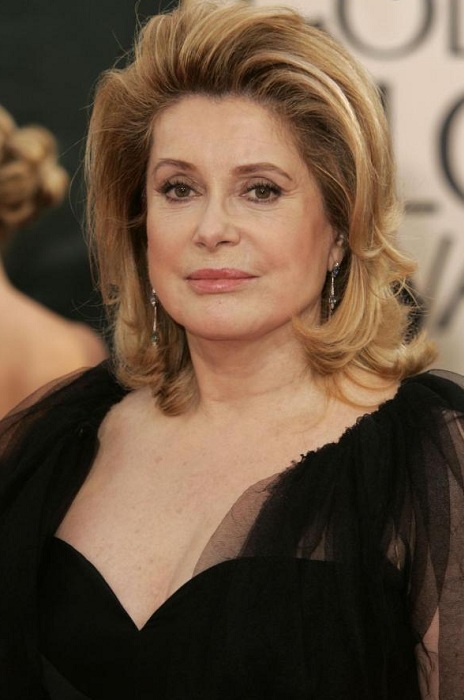 Катрин Денев - французская актриса (72 года). Катрин Денев - французская актриса (72 года).