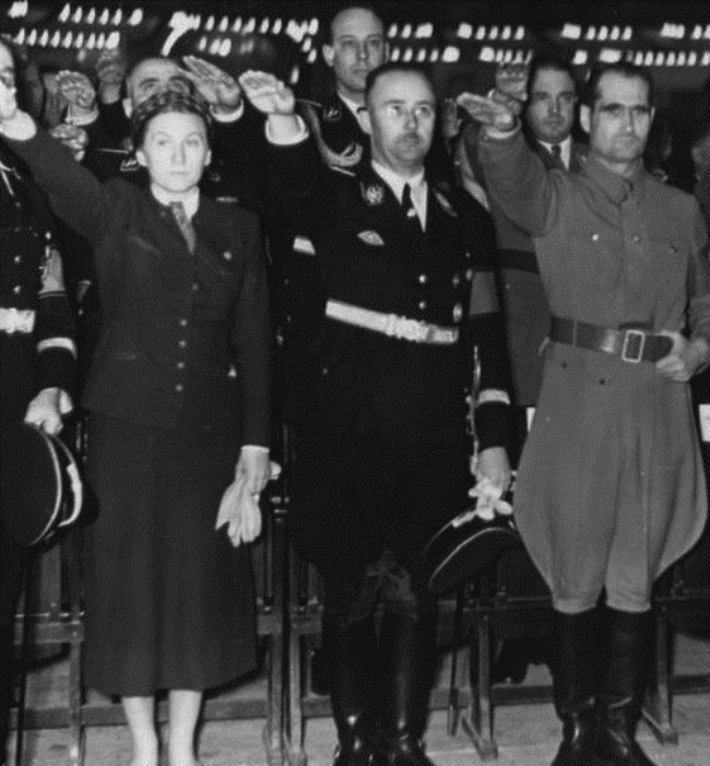 Дети, кухня, огород – три основных постулата школ, в которых готовили будущих жен для нацистов () Дети, кухня, огород – три основных постулата школ, в которых готовили будущих жен для нацистов