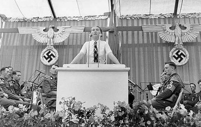 Дети, кухня, огород – три основных постулата школ, в которых готовили будущих жен для нацистов () Дети, кухня, огород – три основных постулата школ, в которых готовили будущих жен для нацистов