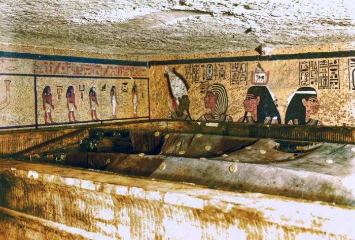 Интерьер капсулы-усыпальни. Интерьер капсулы-усыпальни.