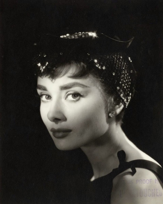 Фотосессия в Голливуде на студии Парамаунт для нового фильма *Сабрина*. Фотограф: Bud Fraker. Октябрь 1953г. Фотосессия в Голливуде на студии Парамаунт для нового фильма *Сабрина*. Фотограф: Bud Fraker. Октябрь 1953г.