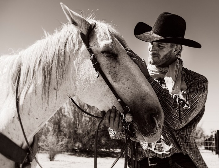 Элементы ковбойского имиджа: шляпа, косынка, клетчатая рубашка Элементы ковбойского имиджа: шляпа, косынка, клетчатая рубашка