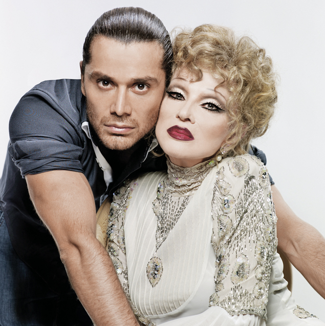 Людмила Марковна с личным фотографом Асланом Ахмадовым. Фото: личный архив.