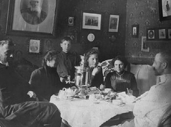 ЧАЕПИТИЕ В ДОМЕ БОРАТЫНСКИХ