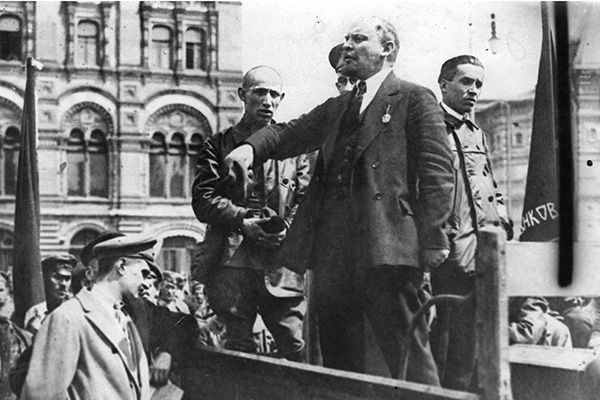 Такой человек — и без охраны...