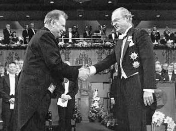 ЦЕРЕМОНИЯ ВРУЧЕНИЯ НОБЕЛЕВСКИХ ПРЕМИЙ. КОРОЛЬ ШВЕЦИИ КАРЛ XVI ГУСТАВ ПОЗДРАВЛЯЕТ ЛАУРЕАТА ЖОРЕСА АЛФЁРОВА. 10 ДЕКАБРЯ 2000