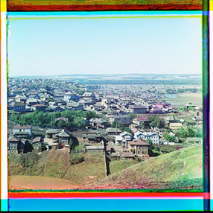 Нижегородская слобода Уфы. В этом районе со сложным рельефом местности также до сих пор сохраняется старая застройка. Нижегородская слобода Уфы. В этом районе со сложным рельефом местности также до сих пор сохраняется старая застройка.