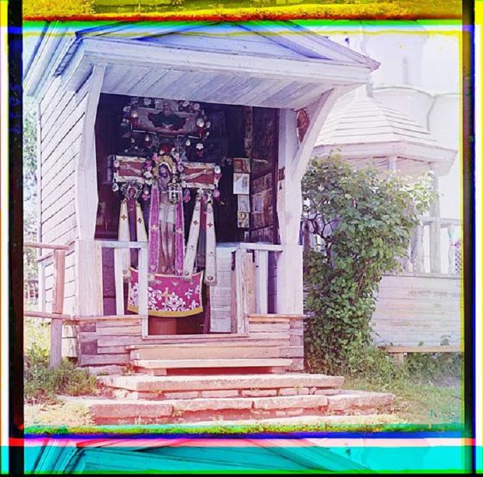 Крест 1711 года в память существовавшей в Ладоге в 14-15 веках церкви Симеона Богоприимца. Крест 1711 года в память существовавшей в Ладоге в 14-15 веках церкви Симеона Богоприимца.