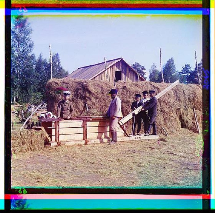 Мужчины за работой у прессовального станка. Мужчины за работой у прессовального станка.