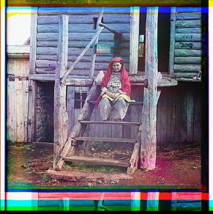 Женщина в национальном костюме. Женщина в национальном костюме.