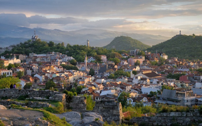 Болгарский город существует уже более 6000 лет. Он был основан в 4 000 г д н.э. Болгарский город существует уже более 6000 лет. Он был основан в 4 000 г д н.э.