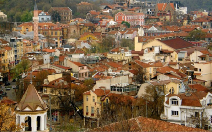 До контроля Римской империи город принадлежал тракийцам, а позже был под властью Османской империи. Разные народы оставили свой культурный и исторический след в его истории. До контроля Римской империи город принадлежал тракийцам, а позже был под властью Османской империи. Разные народы оставили свой культурный и исторический след в его истории.