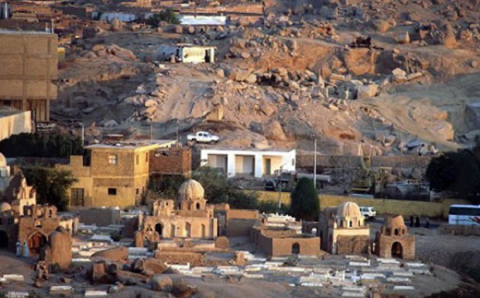 Древний город, основанный в 4 000 г д.н.э., является исторической частью древнего египетского города Крокодилополиса, почти забытого города, в котором люди поклонялись священному крокодилу Петсухосу. Древний город, основанный в 4 000 г д.н.э., является исторической частью древнего египетского города Крокодилополиса, почти забытого города, в котором люди поклонялись священному крокодилу Петсухосу.