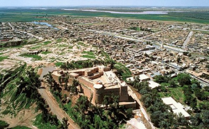 В 4 200 г д.н.э. был основан древний город Сузы, который сейчас называется Шуш. Сегодня в нём живет 65 000 жителей, хотя когда-то их было больше. В 4 200 г д.н.э. был основан древний город Сузы, который сейчас называется Шуш. Сегодня в нём живет 65 000 жителей, хотя когда-то их было больше.