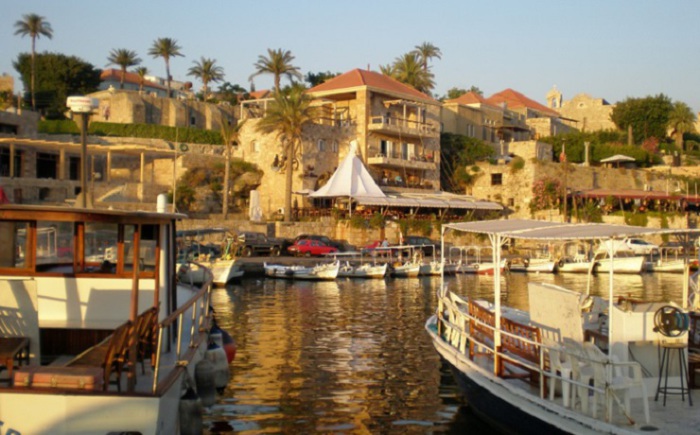 Более 7 000 лет назад город был основан как Гебал финикийцами, а современное название ему дали греки. Более 7 000 лет назад город был основан как Гебал финикийцами, а современное название ему дали греки.