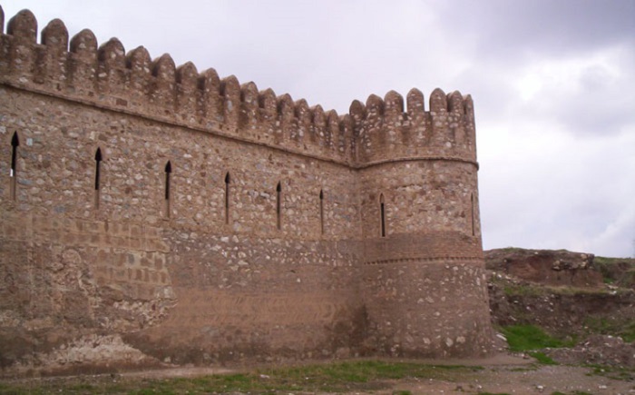 Сейчас можно увидеть крепость, которой уже исполнилось 5 000 лет. Город расположен в 240 км от Багдада и является одним из центров нефтяной промышленности. Сейчас можно увидеть крепость, которой уже исполнилось 5 000 лет. Город расположен в 240 км от Багдада и является одним из центров нефтяной промышленности.