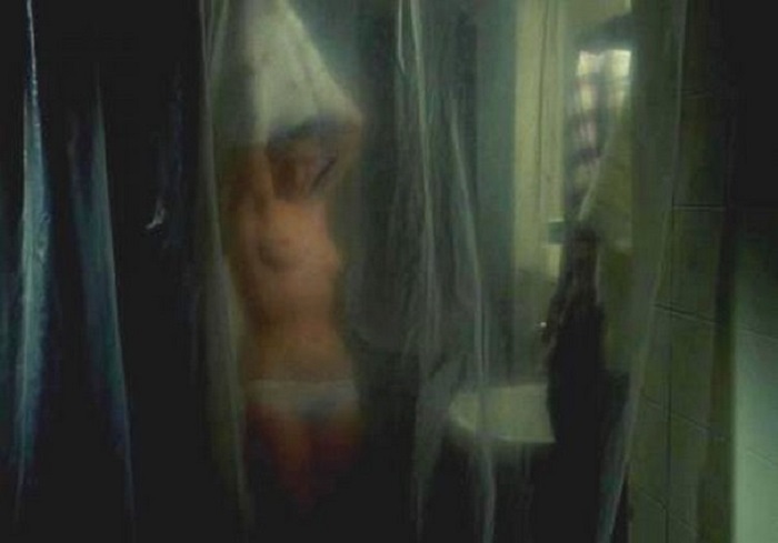 Переодеваться за ширмой позволила себе итальянская актриса Антония Сантилли. Переодеваться за ширмой позволила себе итальянская актриса Антония Сантилли.