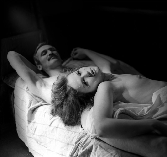 Зрителей более всего прочего взбудоражила постельная сцена с участием Леонида Филатова и Александры Яковлевой. Зрителей более всего прочего взбудоражила постельная сцена с участием Леонида Филатова и Александры Яковлевой.