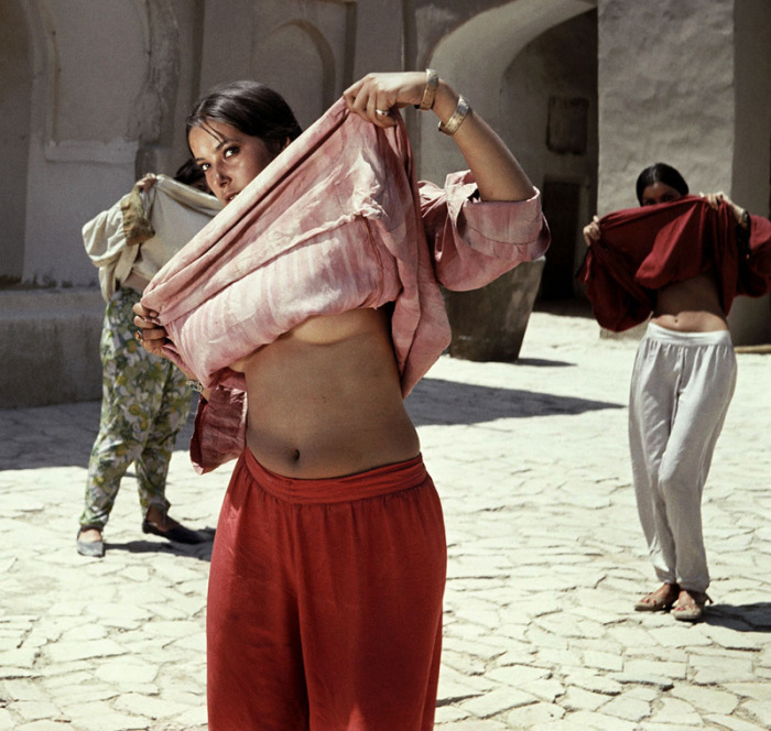 Гарем, где одну из жен Абдуллы сыграла самая настоящая проститутка. Гарем, где одну из жен Абдуллы сыграла самая настоящая проститутка.