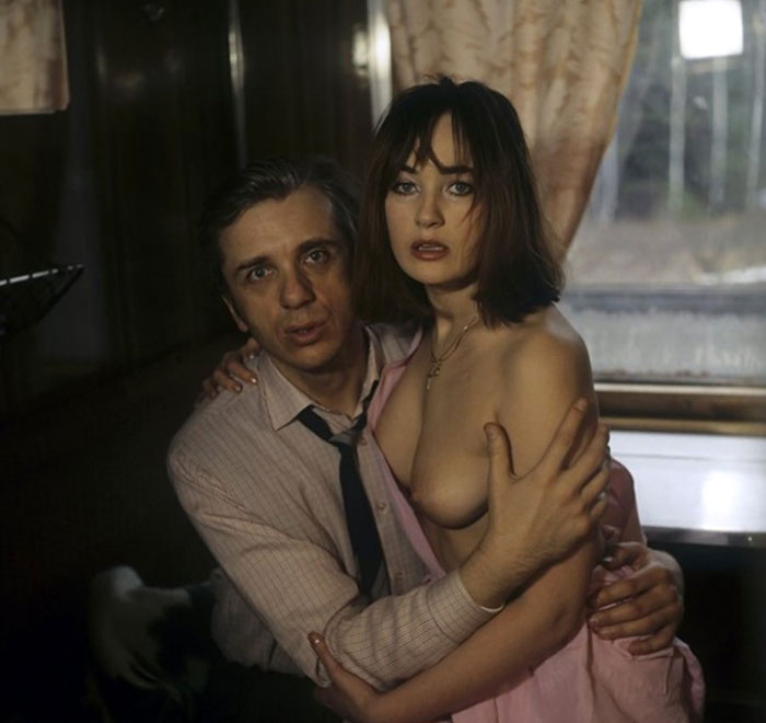 Случайные попутчики, которые даже не подозревали, что их судьбы давно и тесно переплетены. Случайные попутчики, которые даже не подозревали, что их судьбы давно и тесно переплетены.