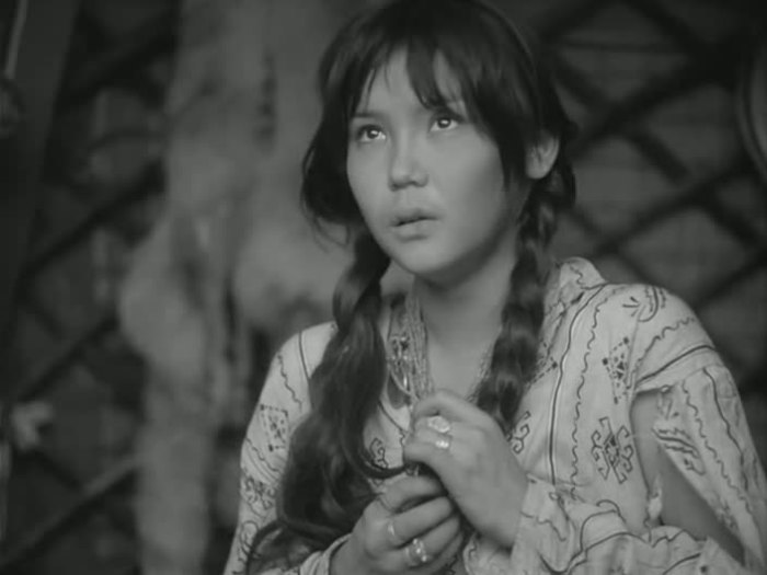 Главная героиня в этом фильме - юная актриса Наталья Аринбасарова. Главная героиня в этом фильме - юная актриса Наталья Аринбасарова.