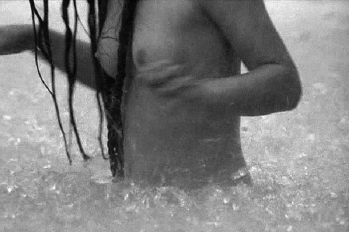 Пытаясь смыть все следы нелюбимого мужчины, актриса должна была раздеться и искупаться в реке, но Наталья наотрез отказалась. В итоге ее заменила дублерша. Пытаясь смыть все следы нелюбимого мужчины, актриса должна была раздеться и искупаться в реке, но Наталья наотрез отказалась. В итоге ее заменила дублерша.