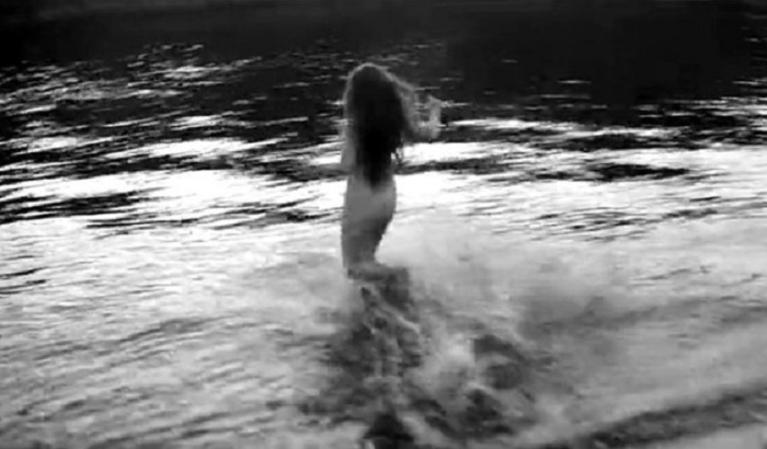 Одна из купальщиц, соблазнившая Андрея, вызвав трепет в душе монаха. Одна из купальщиц, соблазнившая Андрея, вызвав трепет в душе монаха.