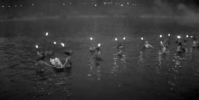 Обнаженные девушки и юноши ночью купаются в реке. Обнаженные девушки и юноши ночью купаются в реке.