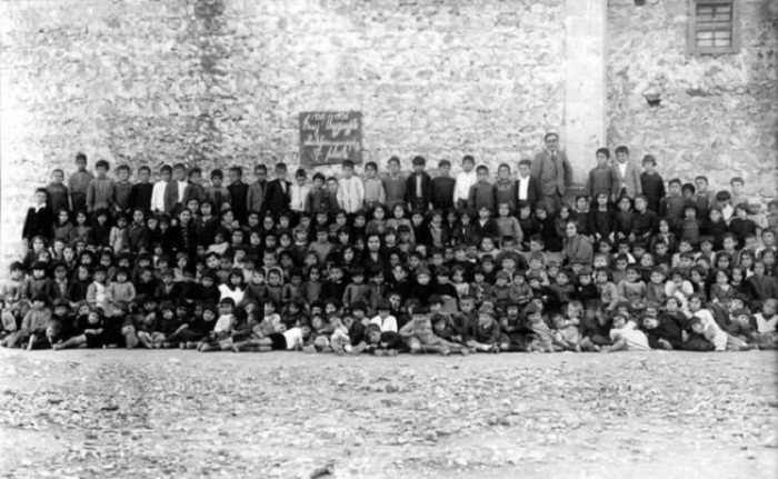 Одна из самых древних наций. История этого народа насчитывает несколько тысячелетий. Когда-то имевшие великое государство, сегодня они сумели удержать лишь маленькую территорию своей империи. Будучи долгое время под турецким и персидским игом, смогли все же сохранить не только свою религию и культуру, но и язык. Одна из самых древних наций. История этого народа насчитывает несколько тысячелетий. Когда-то имевшие великое государство, сегодня они сумели удержать лишь маленькую территорию своей империи. Будучи долгое время под турецким и персидским игом, смогли все же сохранить не только свою религию и культуру, но и язык.