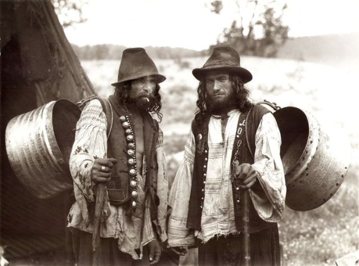 Предки цыган покинули территорию Индии в количестве, не превышающем 1000 человек. Сегодня в мире насчитывается около 10 млн цыган. В Средние века цыган в Европе считали египтянами, т.к. слово Gitanes — производное от египтянина. Предки цыган покинули территорию Индии в количестве, не превышающем 1000 человек. Сегодня в мире насчитывается около 10 млн цыган. В Средние века цыган в Европе считали египтянами, т.к. слово Gitanes — производное от египтянина.