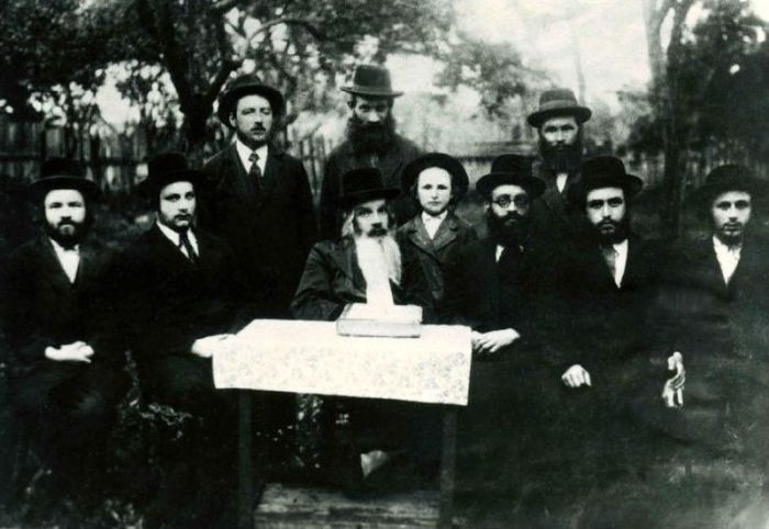 Один из самых загадочных из ныне живущих народов. Восходит к населению древнего Израильского и Иудейского царств. Традиционная религия — иудаизм, национальные языки — иврит, идиш и ладино. Один из самых загадочных из ныне живущих народов. Восходит к населению древнего Израильского и Иудейского царств. Традиционная религия — иудаизм, национальные языки — иврит, идиш и ладино.