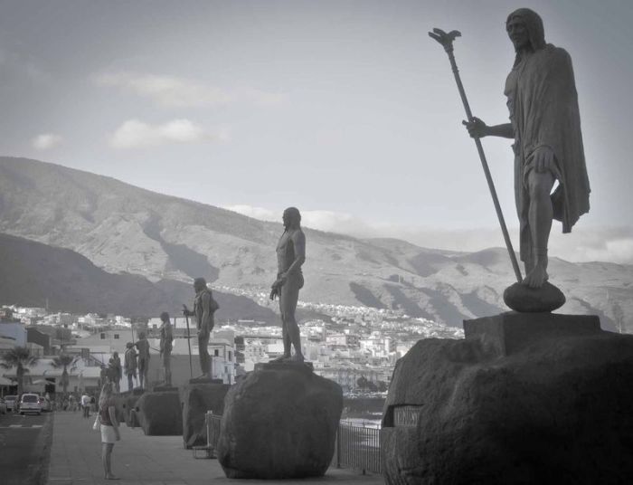 Коренные жители Канарских островов. Тайна того, как они оказались на Канарских островах, до сих пор не разгадана, поскольку они не имели флота и не обладали навыками мореплавания. Коренные жители Канарских островов. Тайна того, как они оказались на Канарских островах, до сих пор не разгадана, поскольку они не имели флота и не обладали навыками мореплавания.