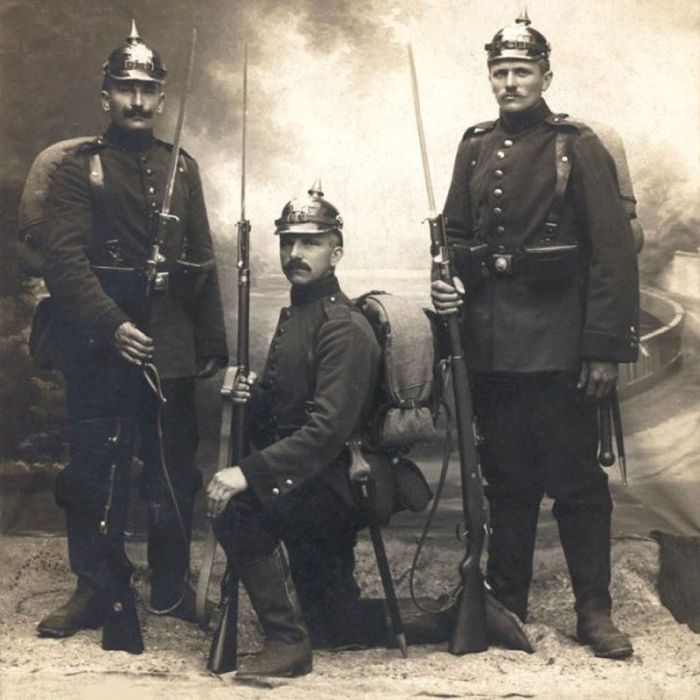 Балтоязычный народ, в IX—XVIII веках населявший территорию нынешней Калининградской области России и Варминско-Мазурского воеводства Польши. К XIII веку ареал расселения пруссов на западе был ограничен нижним течением Вислы, а на севере - линией водораздела Преголи и Немана. В настоящее время потомками древних пруссов себя считают около 1 миллиона человек, проживающих главным образом в Германии. Балтоязычный народ, в IX—XVIII веках населявший территорию нынешней Калининградской области России и Варминско-Мазурского воеводства Польши. К XIII веку ареал расселения пруссов на западе был ограничен нижним течением Вислы, а на севере - линией водораздела Преголи и Немана. В настоящее время потомками древних пруссов себя считают около 1 миллиона человек, проживающих главным образом в Германии.