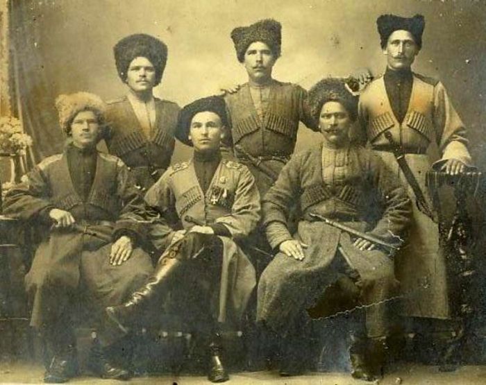 Родину казаков находят и на Северном Кавказе, и в Приазовье, и в Западном Туркестане. Родословную возводят к скифам, к аланам, к черкесам, к хазарам, к готам, к бродникам. Сегодня казаки — полиэтническая общность, но они сами любят настаивать на том, что казаки — отдельный народ. Родину казаков находят и на Северном Кавказе, и в Приазовье, и в Западном Туркестане. Родословную возводят к скифам, к аланам, к черкесам, к хазарам, к готам, к бродникам. Сегодня казаки — полиэтническая общность, но они сами любят настаивать на том, что казаки — отдельный народ.