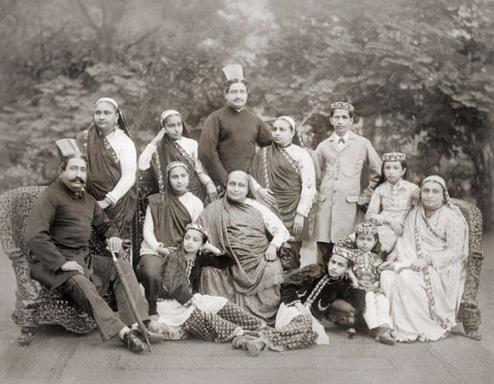 Этноконфессиональная группа последователей зороастризма в Южной Азии, имеющая иранское происхождение. Численность ее сейчас составляет менее 130 тысяч человек. Парсы имеют собственные храмы и так называемые «башни молчания», где, чтобы не осквернять священные стихии, хоронят мертвых. Этноконфессиональная группа последователей зороастризма в Южной Азии, имеющая иранское происхождение. Численность ее сейчас составляет менее 130 тысяч человек. Парсы имеют собственные храмы и так называемые «башни молчания», где, чтобы не осквернять священные стихии, хоронят мертвых.