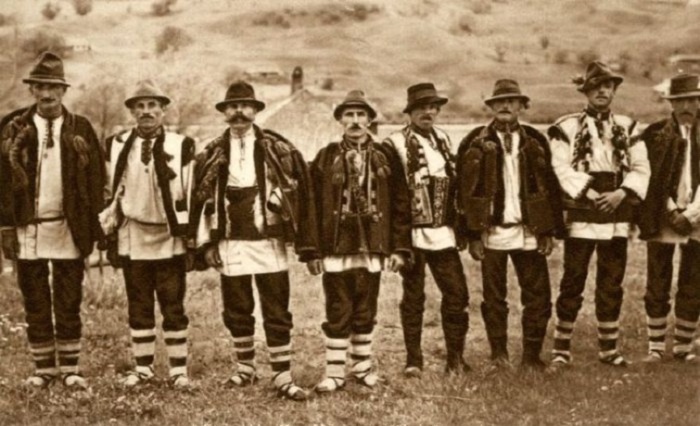 Этнографическая группа украинцев, заселяющих обе стороны Карпат в пределах Ивано-Франковской области, юго-западную часть Черновицкой области, Раховский район Закарпатской области и ряд сел Румынии. Гуцулы отличаются от других украинцев своим говором, одеждой и строением жилья. Этнографическая группа украинцев, заселяющих обе стороны Карпат в пределах Ивано-Франковской области, юго-западную часть Черновицкой области, Раховский район Закарпатской области и ряд сел Румынии. Гуцулы отличаются от других украинцев своим говором, одеждой и строением жилья.