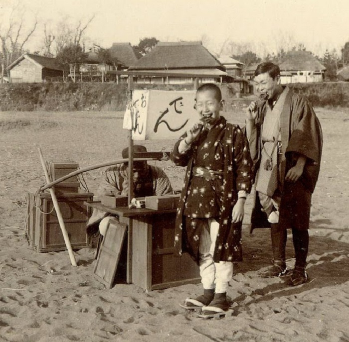 Уже в то время предприимчивые японцы торговали лакомствами на пляжах, 1898 год. Уже в то время предприимчивые японцы торговали лакомствами на пляжах, 1898 год.