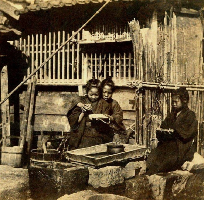 Мальчик учит писать своего младшего брата, 1862 год. Мальчик учит писать своего младшего брата, 1862 год.