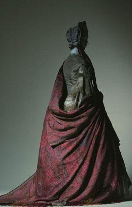 Шаль могла достигать размеров до 5-6 метров. Шаль могла достигать размеров до 5-6 метров.