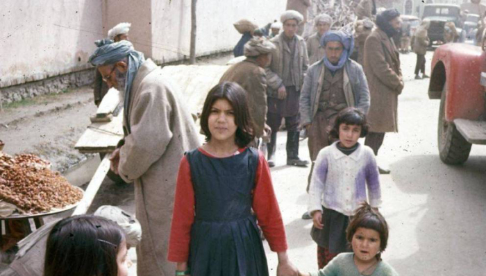 Афганские дети без страха позируют на камеру. Афганские дети без страха позируют на камеру.