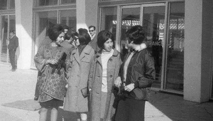 1967 год. Модные студентки отправляются на учебу. 1967 год. Модные студентки отправляются на учебу.