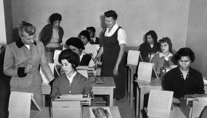 Афганские женщины учатся печатать на машинках. Конец 60-х. Афганские женщины учатся печатать на машинках. Конец 60-х.
